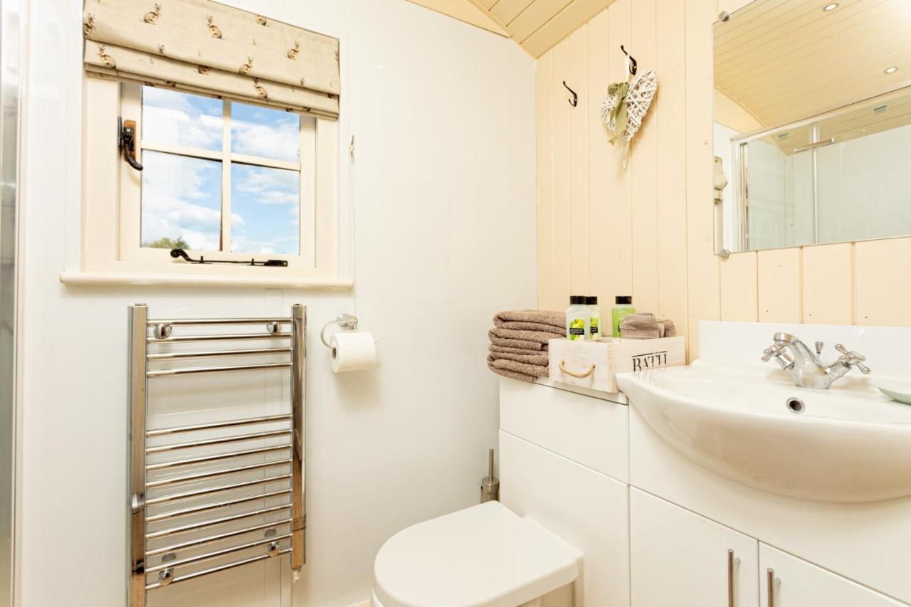 Romantic Secluded Shepherd Hut Hares Rest Southwick  Zewnętrze zdjęcie